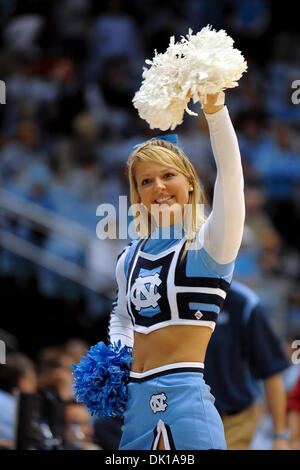 18. Januar 2011 - durchführt Chapel Hill, North Carolina, USA - North Carolina Tar Heels Cheerleader während einer Auszeit. North Carolina Niederlagen Clemson 75-65 im Dean Smith Center in Chapel Hill, North Carolina. (Kredit-Bild: © Anthony Barham/Southcreek Global/ZUMAPRESS.com) Stockfoto