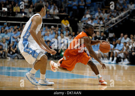 18. Januar 2011 - Chapel Hill, North Carolina, USA - Clemson Tigers schützen Laufwerke in den Warenkorb legen. North Carolina Niederlagen Clemson 75-65 im Dean Smith Center in Chapel Hill, North Carolina. (Kredit-Bild: © Anthony Barham/Southcreek Global/ZUMAPRESS.com) Stockfoto