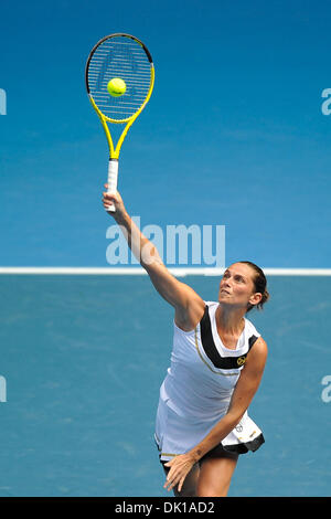 18. Januar 2011 - Melbourne, Victoria, Australien - Roberta Vinci (ITA) in Aktion während ihr erstes Vorrundenspiel gegen Alicia Molik (AUS) am zweiten Tag der 2011 Australian Open in Melbourne Park, Australien. (Kredit-Bild: © Sydney Low/Southcreek Global/ZUMAPRESS.com) Stockfoto