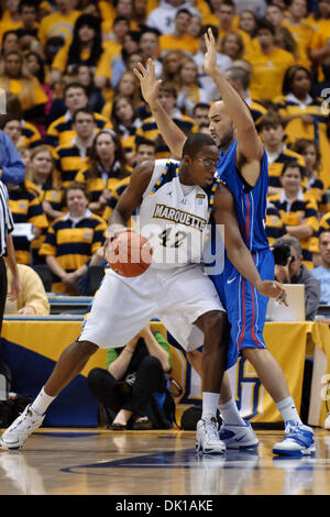 18. Januar 2011 bewegt - Milwaukee, Wisconsin, USA - Marquette Center Chris Otule (42) auf die Spur als DePaul-Zentrum, die während des Spiels zwischen Marquette Golden Eagles und die DePaul Blue Dämonen im Bradley Center in Milwaukee, WI Krys Faber (33) verteidigt. Marquette besiegte DePaul 94-64. (Kredit-Bild: © John Rowland/Southcreek Global/ZUMAPRESS.com) Stockfoto