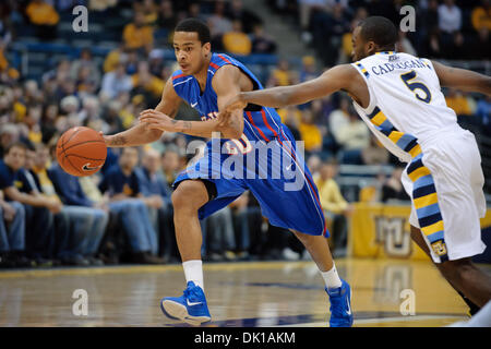 18. Januar 2011 - Milwaukee, Wisconsin, USA - DePaul Guard Brandon Young (20) dribbelt Vergangenheit Marquette guard Junior Cadougan (5) während des Spiels zwischen Marquette Golden Eagles und die DePaul Blue Dämonen im Bradley Center in Milwaukee, Wisconsin. Marquette besiegte DePaul 94-64. (Kredit-Bild: © John Rowland/Southcreek Global/ZUMAPRESS.com) Stockfoto