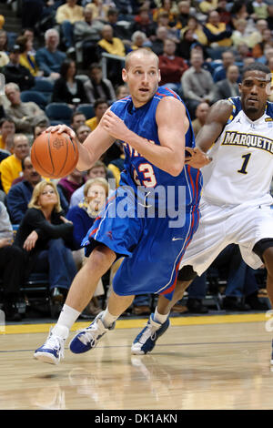 18. Januar 2011 - Milwaukee, Wisconsin, USA - DePaul Wache Jimmy Drew (23) treibt die Grundlinie an Marquette Türsteher Darius Johnson-Odom (1) während des Spiels zwischen Marquette Golden Eagles und die DePaul Blue Dämonen im Bradley Center in Milwaukee, Wisconsin. Marquette besiegte DePaul 94-64. (Kredit-Bild: © John Rowland/Southcreek Global/ZUMAPRESS.com) Stockfoto