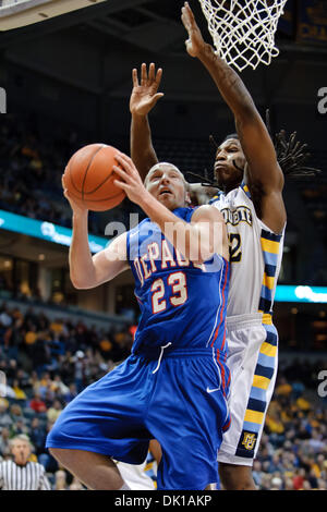 18. Januar 2011 - Milwaukee, Wisconsin, USA - DePaul Wache Jimmy Drew (23) versucht, den Block zu vermeiden versuchen von Marquette vorwärts Jae Crowder (32) während des Spiels zwischen Marquette Golden Eagles und die DePaul Blue Dämonen im Bradley Center in Milwaukee, Wisconsin. Marquette besiegte DePaul 94-64. (Kredit-Bild: © John Rowland/Southcreek Global/ZUMAPRESS.com) Stockfoto