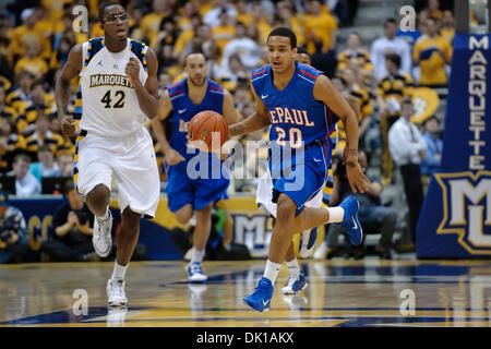 18. Januar 2011 - Milwaukee, Wisconsin, USA - DePaul Guard Brandon Young (20) führt das Fasten brechen, während Marquette Center Chris Otule (42) Jagd während des Spiels zwischen Marquette Golden Eagles und die DePaul Blue Dämonen im Bradley Center in Milwaukee, Wisconsin bietet. Marquette besiegte DePaul 94-64. (Kredit-Bild: © John Rowland/Southcreek Global/ZUMAPRESS.com) Stockfoto