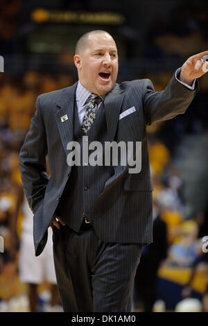 18. Januar 2011 Trainer - Milwaukee, Wisconsin, USA - Marquette Kopf Buzz Williams während des Spiels zwischen Marquette Golden Eagles und die DePaul Blue Dämonen im Bradley Center in Milwaukee, Wisconsin. Marquette besiegte DePaul 94-64. (Kredit-Bild: © John Rowland/Southcreek Global/ZUMAPRESS.com) Stockfoto