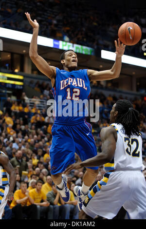 18. Januar 2011 - Milwaukee, Wisconsin, USA - DePaul vorwärts hat Cleveland Melvin (12) den Ball abgestreift von Marquette vorwärts Jae Crowder (32) während des Spiels zwischen Marquette Golden Eagles und die DePaul Blue Dämonen im Bradley Center in Milwaukee, Wisconsin. Marquette besiegte DePaul 94-64. (Kredit-Bild: © John Rowland/Southcreek Global/ZUMAPRESS.com) Stockfoto