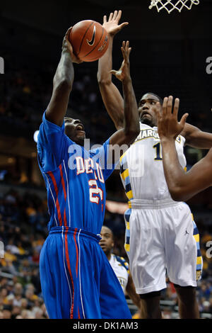 18. Januar 2011 - Milwaukee, Wisconsin, USA - DePaul vorwärts hat Tony Freeland (22) seine abgewehrt Marquette Wache Darius Johnson-Odom (1) während des Spiels zwischen Marquette Golden Eagles und die DePaul Blue Dämonen im Bradley Center in Milwaukee, Wisconsin. Marquette besiegte DePaul 94-64. (Kredit-Bild: © John Rowland/Southcreek Global/ZUMAPRESS.com) Stockfoto