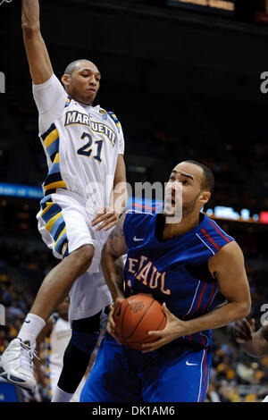 18. Januar 2011 - Milwaukee, Wisconsin, USA - Marquette weiterleiten Joseph Fulce (21) Sprünge, den Schuss Versuch der DePaul Zentrum Krys Faber (33) während des Spiels zwischen Marquette Golden Eagles und die DePaul Blue Dämonen im Bradley Center in Milwaukee, WI zu blockieren. Marquette besiegte DePaul 94-64. (Kredit-Bild: © John Rowland/Southcreek Global/ZUMAPRESS.com) Stockfoto