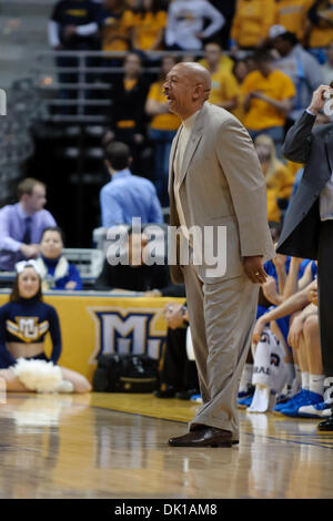 18. Januar 2011 schreit - Milwaukee, Wisconsin, USA - DePaul Trainer Oliver Purnell Anweisungen, um seinen Spielern während des Spiels zwischen Marquette Golden Eagles und die DePaul Blue Dämonen im Bradley Center in Milwaukee, Wisconsin. Marquette besiegte DePaul 94-64. (Kredit-Bild: © John Rowland/Southcreek Global/ZUMAPRESS.com) Stockfoto