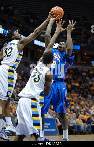 18. Januar 2011 - Milwaukee, Wisconsin, USA - DePaul vorwärts hat Tony Freeland (22) seine abgewehrt Marquette vorwärts Jae Crowder (32) während des Spiels zwischen Marquette Golden Eagles und die DePaul Blue Dämonen im Bradley Center in Milwaukee, Wisconsin. Marquette besiegte DePaul 94-64. (Kredit-Bild: © John Rowland/Southcreek Global/ZUMAPRESS.com) Stockfoto