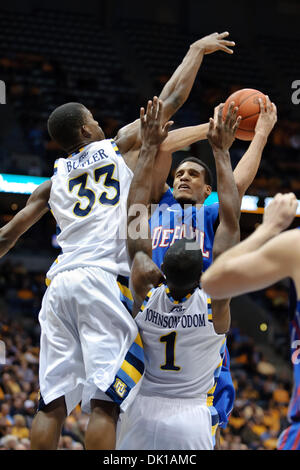 18. Januar 2011 - Milwaukee, Wisconsin, USA - Marquette weiterleiten Jimmy Butler (33) springt in die Aufnahme der DePaul vorwärts Cleveland Melvin (12) während des Spiels zwischen Marquette Golden Eagles und die DePaul Blue Dämonen im Bradley Center in Milwaukee, WI zu blockieren. Marquette besiegte DePaul 94-64. (Kredit-Bild: © John Rowland/Southcreek Global/ZUMAPRESS.com) Stockfoto