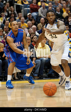 18. Januar 2011 - Milwaukee, Wisconsin, USA - DePaul Guard Mike Stovall (1) geht der Ball in die Gasse vorbei an Marquette vorwärts Jae Crowder (32) während des Spiels zwischen Marquette Golden Eagles und die DePaul Blue Dämonen im Bradley Center in Milwaukee, Wisconsin. Marquette besiegte DePaul 94-64. (Kredit-Bild: © John Rowland/Southcreek Global/ZUMAPRESS.com) Stockfoto