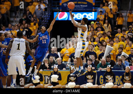 18. Januar 2011 - Milwaukee, Wisconsin, USA - Marquette Wache Vander Blue (2) schießt einen Jumpshot über die ausgestreckte Hand der DePaul bewachen Jeremiah Kelly (11) während des Spiels zwischen Marquette Golden Eagles und die DePaul Blue Dämonen im Bradley Center in Milwaukee, Wisconsin. Marquette besiegte DePaul 94-64. (Kredit-Bild: © John Rowland/Southcreek Global/ZUMAPRESS.com) Stockfoto