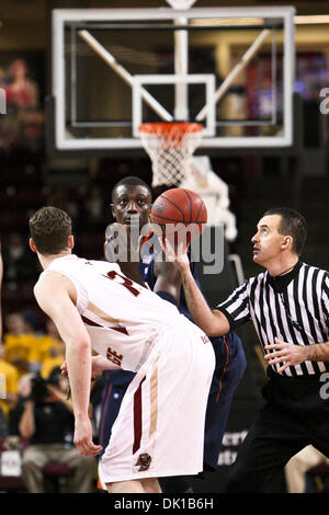 19. Januar 2011 - Chestnut Hill, Massachusetts, Vereinigte Staaten - Virginia Cavaliers Zentrum Assane Sene (5) rechnet mit dem Wurf des Basketballs, das Spiel gegen die Boston College Eagles starten.  . Boston College Eagles besiegte die Virginia Cavaliers 70 - 67. (Kredit-Bild: © Mark Box/Southcreek Global/ZUMAPRESS.com) Stockfoto