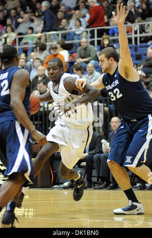 20. Januar 2011 - St. Bonaventure, New York, sieht Vereinigte Staaten von Amerika - St. Bonaventure Bonnies forward Andrew Nicholson (44) die Spur in der zweiten fahren halb gegen Xavier Musketeers Kenny Frease (32) zentrieren. Xavier besiegt St. Bonaventure 79 65 vor 4.244 Bob Lanier Gericht am Reilly Center St. Bonaventure, NY. (Kredit-Bild: © Michael Johnson/Southcreek Stockfoto