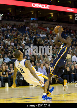 20. Januar 2011 - findet Oakland, Kalifornien, USA - MONTA ELLIS #8 ein Herbst während der Spielaktion zwischen den Golden State Warriors und die Indiana Pacers. (Kredit-Bild: © William Mancebo/ZUMAPRESS.com) Stockfoto