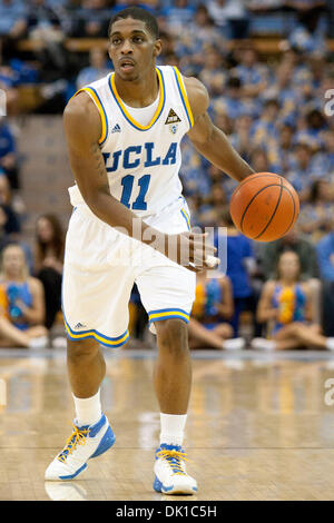 20. Januar 2011 - Westwood, Kalifornien, USA - UCLA Bruins bewachen Lazeric Jones #11 bei den NCAA-Basketball-Spiel zwischen die California Golden Bears und den UCLA Bruins im Pauley Pavilion. Die Bruins fuhr fort, um den Goldenen Bären mit einem Endstand von 86-84 zu besiegen. (Kredit-Bild: © Brandon Parry/Southcreek Global/ZUMAPRESS.com) Stockfoto