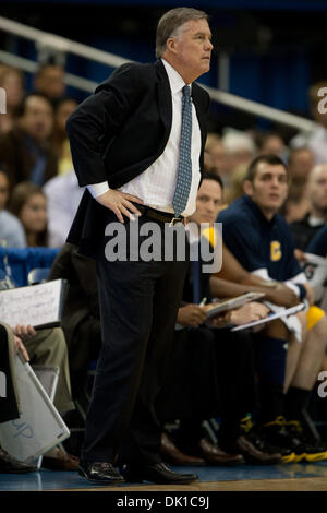 20. Januar 2011 - Westwood, Kalifornien, USA - California Golden Bears head Coach Mike Montgomery während der NCAA Basketball-Spiel zwischen die California Golden Bears und den UCLA Bruins im Pauley Pavilion. Die Bruins fuhr fort, um den Goldenen Bären mit einem Endstand von 86-84 zu besiegen. (Kredit-Bild: © Brandon Parry/Southcreek Global/ZUMAPRESS.com) Stockfoto