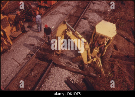 BEDIENEN SIE SÜDBAHN VORFAHRTSRECHT CREW, MASCHINEN, ENTFERNEN UND ERSETZEN ALTE EISENBAHNSCHWELLEN UND VERBESSERT DAS GLEISBETT... 556899 Stockfoto