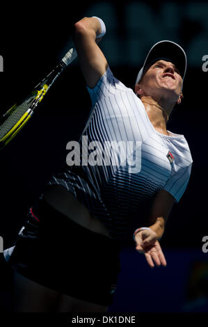 21. Januar 2011 - Melbourne, Victoria, Australien - Svetlana Kuznetsova (RUS) in Aktion in ihrem dritten Vorrundenspiel gegen Justine Henin (BEL) am Tag fünf der 2011 Australian Open in Melbourne Park, Australien. (Kredit-Bild: © Sydney Low/Southcreek Global/ZUMAPRESS.com) Stockfoto