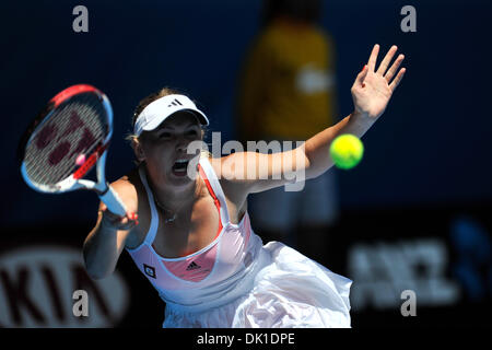 21. Januar 2011 - Spieltag Melbourne, Victoria, Australien - CAROLINE WOZNIACKI aus Dänemark in Aktion während ihrer dritten Runde gegen Dominika Cibulkova der Slowakei auf fünf der 2011 Australian Open in Melbourne Park. (Kredit-Bild: © Sydney Low/Southcreek Global/ZUMAPRESS.com) Stockfoto