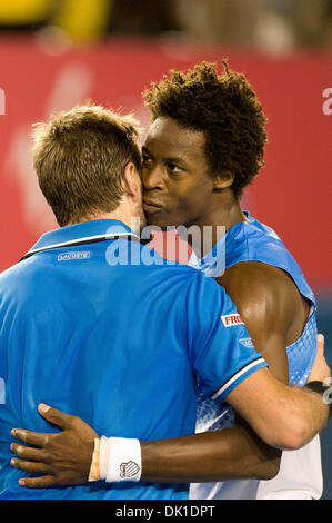 21. Januar 2011 - Melbourne, Victoria, ist Australien - Stanislas Wawrinka (SUI) gratulierte von Gael Monfils (FRA) nach dem Gewinn seiner dritten Vorrundenspiel am Tag fünf der 2011 Australian Open in Melbourne Park, Australien. (Kredit-Bild: © Sydney Low/Southcreek Global/ZUMAPRESS.com) Stockfoto