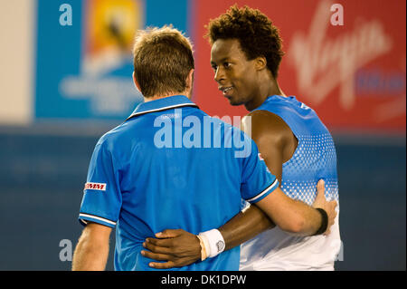 21. Januar 2011 - Melbourne, Victoria, ist Australien - Stanislas Wawrinka (SUI) gratulierte von Gael Monfils (FRA) nach dem Gewinn seiner dritten Vorrundenspiel am Tag fünf der 2011 Australian Open in Melbourne Park, Australien. (Kredit-Bild: © Sydney Low/Southcreek Global/ZUMAPRESS.com) Stockfoto