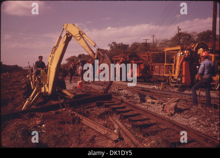 SÜDBAHN VORFAHRTSRECHT BELEGSCHAFT, MIT MASCHINEN, DIE BAHNSCHWELLEN UND ALTE STRECKE MIT NEUEN ZU ERSETZEN... 556885 Stockfoto