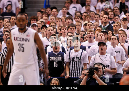 22. Januar 2011 - Hartford, Connecticut, Vereinigte Staaten von Amerika - The UConn Student Abschnitt schreit während Tennessee den Ball hat. Connecticut Niederlagen Tennessee 72-61 im XL Center. (Kredit-Bild: © Geoff Bolte/Southcreek Global/ZUMAPRESS.com) Stockfoto