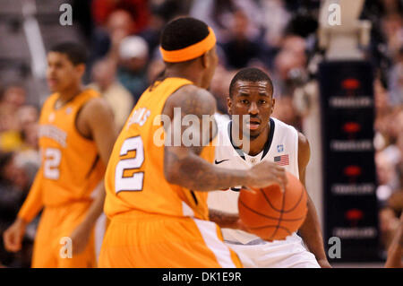 22. Januar 2011 - Hartford, Connecticut, Vereinigte Staaten von Amerika - Connecticut G Kemba Walker (15) für die Verteidigung. Connecticut Niederlagen Tennessee 72-61 im XL Center. (Kredit-Bild: © Geoff Bolte/Southcreek Global/ZUMAPRESS.com) Stockfoto