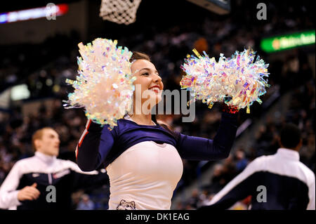 22. Januar 2011 - Hartford, Connecticut, Vereinigte Staaten von Amerika - A UConn Dance Team-Mitglied in Aktion. Connecticut Niederlagen Tennessee 72-61 im XL Center. (Kredit-Bild: © Geoff Bolte/Southcreek Global/ZUMAPRESS.com) Stockfoto