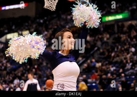 22. Januar 2011 - Hartford, Connecticut, Vereinigte Staaten von Amerika - A UConn Dance Team-Mitglied in Aktion. Connecticut Niederlagen Tennessee 72-61 im XL Center. (Kredit-Bild: © Geoff Bolte/Southcreek Global/ZUMAPRESS.com) Stockfoto