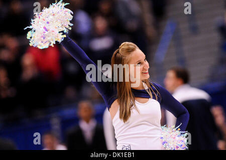 22. Januar 2011 - Hartford, Connecticut, Vereinigte Staaten von Amerika - A UConn Dance Team-Mitglied in Aktion. Connecticut Niederlagen Tennessee 72-61 im XL Center. (Kredit-Bild: © Geoff Bolte/Southcreek Global/ZUMAPRESS.com) Stockfoto