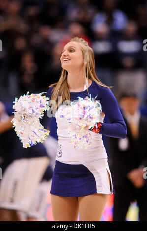 22. Januar 2011 - Hartford, Connecticut, Vereinigte Staaten von Amerika - A UConn Dance Team-Mitglied in Aktion. Connecticut Niederlagen Tennessee 72-61 im XL Center. (Kredit-Bild: © Geoff Bolte/Southcreek Global/ZUMAPRESS.com) Stockfoto