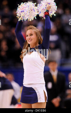 22. Januar 2011 - Hartford, Connecticut, Vereinigte Staaten von Amerika - A UConn Dance Team-Mitglied in Aktion. Connecticut Niederlagen Tennessee 72-61 im XL Center. (Kredit-Bild: © Geoff Bolte/Southcreek Global/ZUMAPRESS.com) Stockfoto