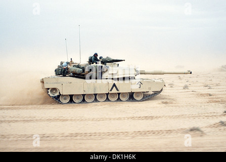 Ein US Army M-1A1 Abrams Kampfpanzer der 3. Brigade, 1. US-Panzerdivision, bewegt sich quer durch die Wüste im Norden Kuwaits während der Operation Desert Storm 28. Februar 1991 in Kuwait. Staff Sgt Robert Reeve Stockfoto