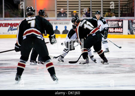 23. Januar 2011 - Las Vegas, Nevada, USA - Bakersfield Condors vorwärts Wjatscheslaw Trukhno (#11) und Las Vegas Wranglers Center Chris Higgins (#27) antreten während der ersten Periode Spielaktion von Bakersfield Condors in Las Vegas Wranglers Spiel in der Orleans Arena in Las Vegas, Nevada.  Las Vegas Wranglers und Bakersfield Condors gebunden waren bei 1 nach der ersten Phase des Spiels. (Cre Stockfoto