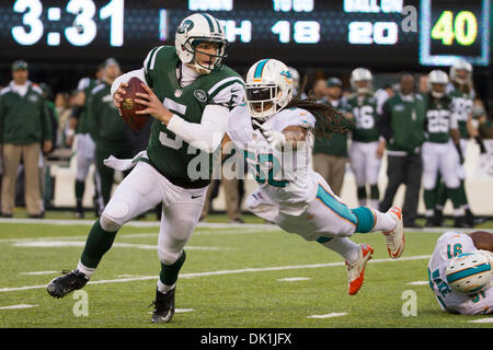 East Rutherford, New Jersey, USA. 1. Dezember 2013. 1. Dezember 2013: New York Jets Quarterback Matt Simms (5) unkenntlich gemacht mit dem Ball als Miami Dolphins außerhalb Linebacker Philip Wheeler (52) springt für ihn während der NFL-Spiel zwischen den Miami Dolphins und die New York Jets MetLife Stadium in East Rutherford, New Jersey. Die Delphine gewinnen 23-3. (Christopher Szagola/Cal Sport Media) © Csm/Alamy Live-Nachrichten Stockfoto