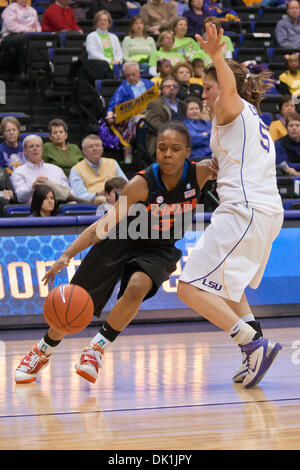 23. Januar 2011 fährt - Baton Rouge, Louisiana, USA - Florida Gator Wache LANITA BARTLEY (3) Vergangenheit LSU Lady Tiger schützen JEANNE KENNEY (5) in der zweiten Hälfte. LSU besiegte Florida 72-58. (Kredit-Bild: © Joseph Bellamy/Southcreek Global/ZUMAPRESS.com) Stockfoto