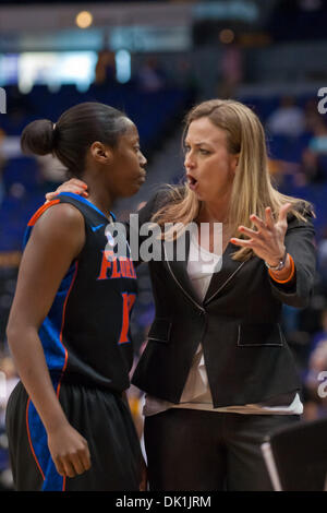 23. Januar 2011 - Baton Rouge, Louisiana, Vereinigte Staaten von Amerika - Florida Gators Head Coach Amanda Butler Gespräche mit Florida Gator Jaterra Anleihen (10) in der ersten Hälfte zu schützen. LSU besiegte Florida 72-58. (Kredit-Bild: © Joseph Bellamy/Southcreek Global/ZUMAPRESS.com) Stockfoto