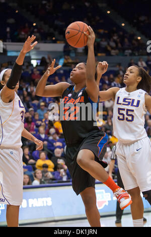 23. Januar 2011 macht - Baton Rouge, Louisiana, Vereinigte Staaten von Amerika - Florida Gator vorwärts Jennifer Gorge (32) einem lag bis letzten LSU Tigers Verteidiger in der zweiten Hälfte. LSU besiegte Florida 72-58. (Kredit-Bild: © Joseph Bellamy/Southcreek Global/ZUMAPRESS.com) Stockfoto