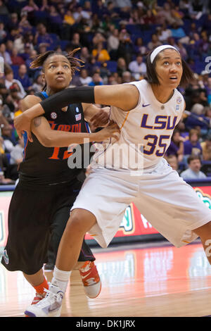 23. Januar 2011 - Baton Rouge, Louisiana, Vereinigte Staaten von Amerika - LSU Lady Tiger vorwärts Taylor Turnbow (35) Kämpfe mit Florida Gator Wache Deana Allen (12) für eine Erholung in der zweiten Hälfte. LSU besiegte Florida 72-58. (Kredit-Bild: © Joseph Bellamy/Southcreek Global/ZUMAPRESS.com) Stockfoto