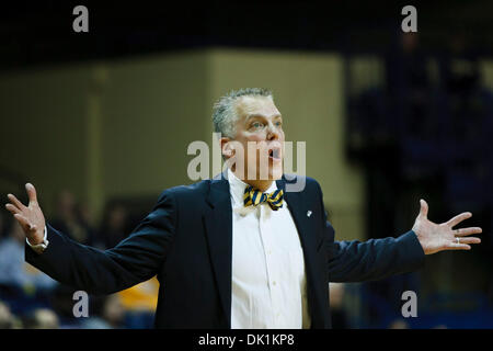 25. Januar 2011 - Toledo, Ohio, Vereinigte Staaten von Amerika - Toledo Erstsemester-Cheftrainer Tod Kowalczyk Fragen einen Anruf während der ersten Hälfte Spielaktion.  Bowling Green Falcons besiegte die Toledo Rockets 70-64 in Savage Arena in Toledo, Ohio. (Kredit-Bild: © Scott Grau/Southcreek Global/ZUMAPRESS.com) Stockfoto