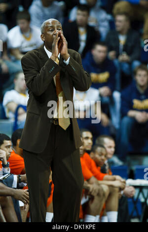 25. Januar 2011 - Toledo, Ohio, Vereinigte Staaten von Amerika - Bowling Green Cheftrainer Louis Orr schreit Anweisungen, um seinen Spielern während der ersten Hälfte Spielaktion.  Bowling Green Falcons besiegte die Toledo Rockets 70-64 in Savage Arena in Toledo, Ohio. (Kredit-Bild: © Scott Grau/Southcreek Global/ZUMAPRESS.com) Stockfoto