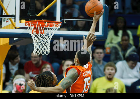 25. Januar 2011 Tipps - Toledo, Ohio, Vereinigte Staaten von Amerika - Bowling Green vorwärts A'uston Calhoun in einem Rebound während der zweiten Hälfte Spielaktion.  Bowling Green Falcons besiegte die Toledo Rockets 70-64 in Savage Arena in Toledo, Ohio. (Kredit-Bild: © Scott Grau/Southcreek Global/ZUMAPRESS.com) Stockfoto