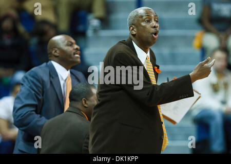 25. Januar 2011 - Toledo, Ohio, Vereinigte Staaten von Amerika - Bowling Green Cheftrainer Louis Orr gibt Anweisungen an seine Spieler während der ersten Hälfte Spielaktion.  Bowling Green Falcons besiegte die Toledo Rockets 70-64 in Savage Arena in Toledo, Ohio. (Kredit-Bild: © Scott Grau/Southcreek Global/ZUMAPRESS.com) Stockfoto