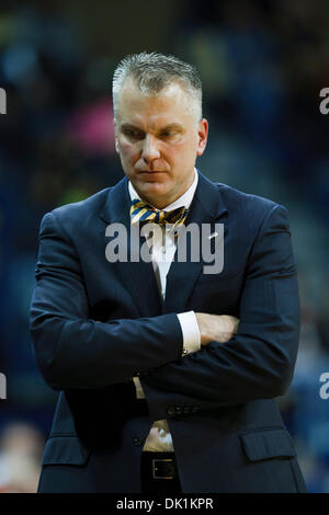25. Januar 2011 Trainer - Toledo, Ohio, Vereinigte Staaten von Amerika - Toledo Erstsemester-Kopf Tod Kowalczyk während der zweiten Hälfte Spielaktion.  Bowling Green Falcons besiegte die Toledo Rockets 70-64 in Savage Arena in Toledo, Ohio. (Kredit-Bild: © Scott Grau/Southcreek Global/ZUMAPRESS.com) Stockfoto
