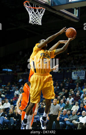 25. Januar 2011 - Toledo, Ohio, Vereinigte Staaten von Amerika - Toledo Zentrum setzt sich ein Schuss während der zweiten Hälfte Spielaktion Delino Liebe (#2).  Bowling Green Falcons besiegte die Toledo Rockets 70-64 in Savage Arena in Toledo, Ohio. (Kredit-Bild: © Scott Grau/Southcreek Global/ZUMAPRESS.com) Stockfoto