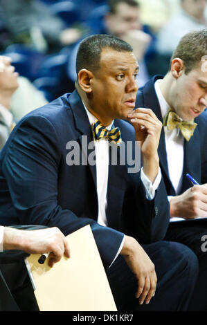 25. Januar 2011 - Toledo, Ohio, Vereinigte Staaten von Amerika - Toledo-Co-Trainer Angres Thorpe während der Spielaktion.  Bowling Green Falcons besiegte die Toledo Rockets 70-64 in Savage Arena in Toledo, Ohio. (Kredit-Bild: © Scott Grau/Southcreek Global/ZUMAPRESS.com) Stockfoto