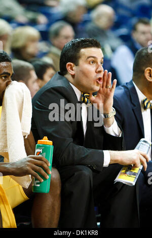 25. Januar 2011 - Toledo, Ohio, Vereinigte Staaten von Amerika - Toledo-Co-Trainer Ryan Pedon während der Spielaktion.  Bowling Green Falcons besiegte die Toledo Rockets 70-64 in Savage Arena in Toledo, Ohio. (Kredit-Bild: © Scott Grau/Southcreek Global/ZUMAPRESS.com) Stockfoto